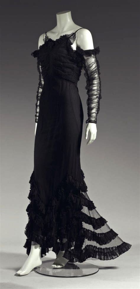 chanel 1932 robe du soir|Robe du soir, attribuée à Chanel, vers 1933. .